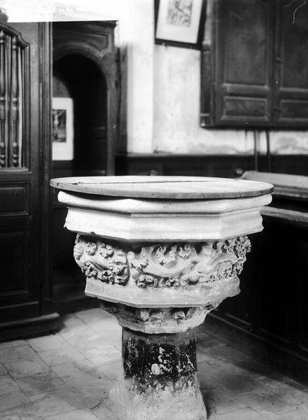 Fonts baptismaux en pierre - © Ministère de la Culture (France), Médiathèque du patrimoine et de la photographie, diffusion RMN-GP