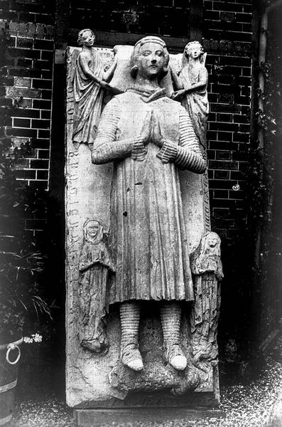 Statue funéraire de Roger de Bières, pierre, vue relevée