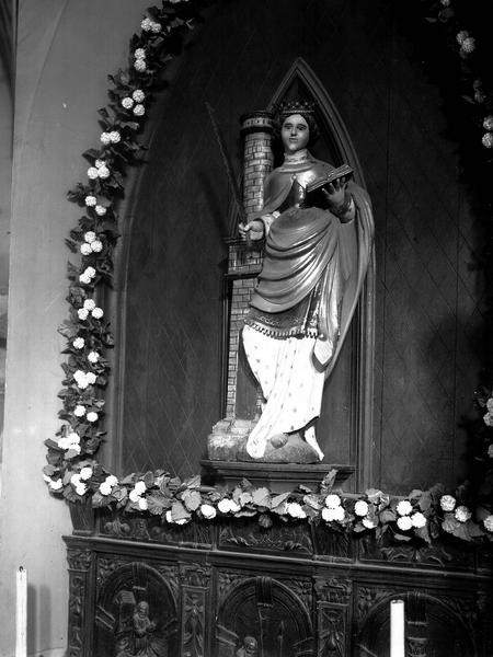 Autel latéral avec statue de sainte Barbe