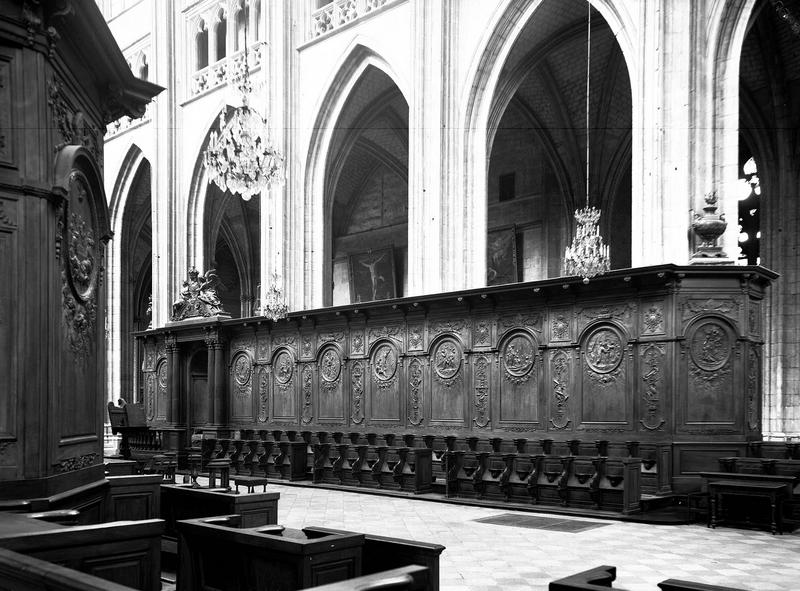 Vue intérieure du choeur, vers le sud-est : boiseries et stalles