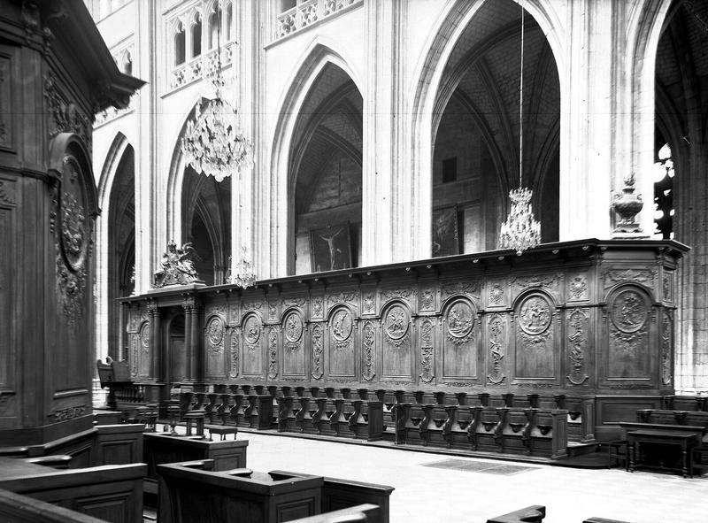 Vue intérieure du choeur, vers le sud-est : boiseries et stalles