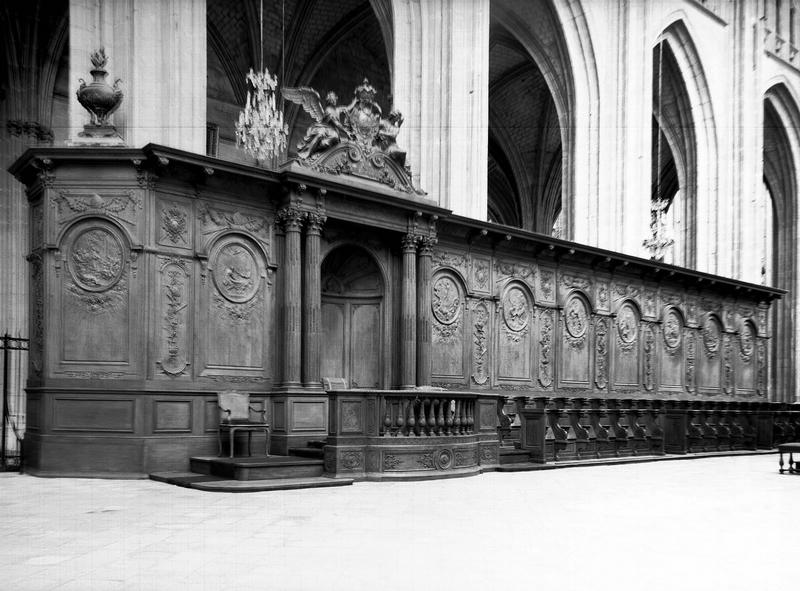 Vue intérieure du choeur, vers le sud-ouest : boiseries et stalles