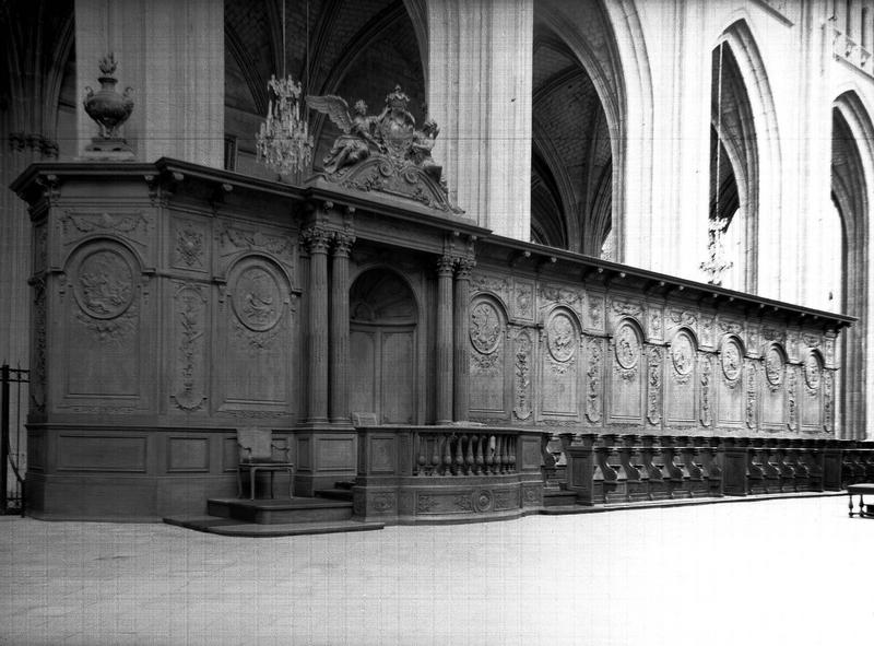 Vue intérieure du choeur, vers le sud-ouest : boiseries et stalles