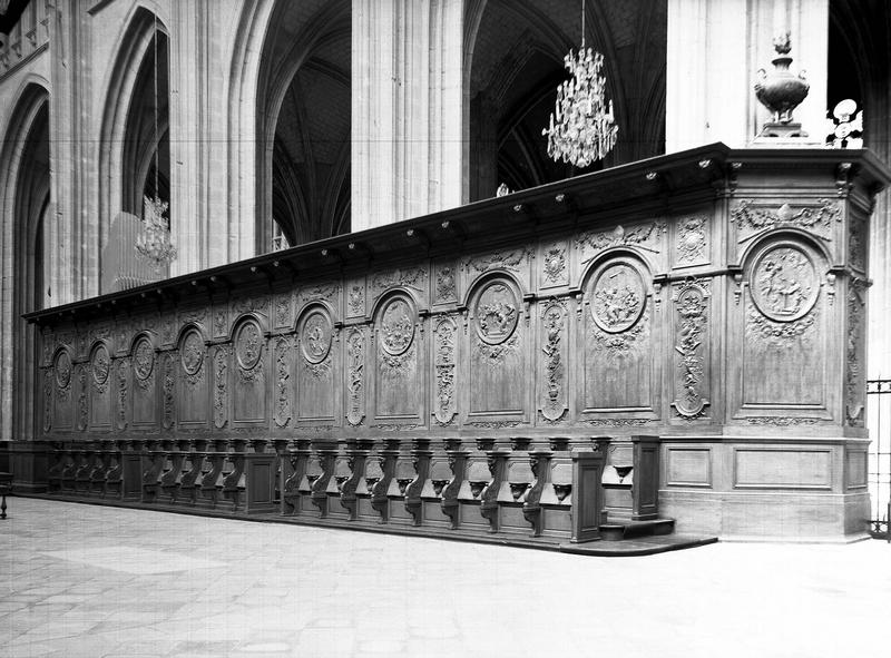 Vue intérieure du choeur, vers le nord-ouest : boiseries et stalles