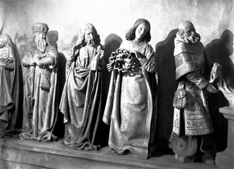 Groupe sculpté : la Mise au tombeau (personnages à la tête du Christ)