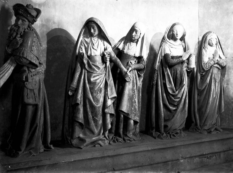 Groupe sculpté : la Mise au tombeau (personnages aux pieds du Christ)