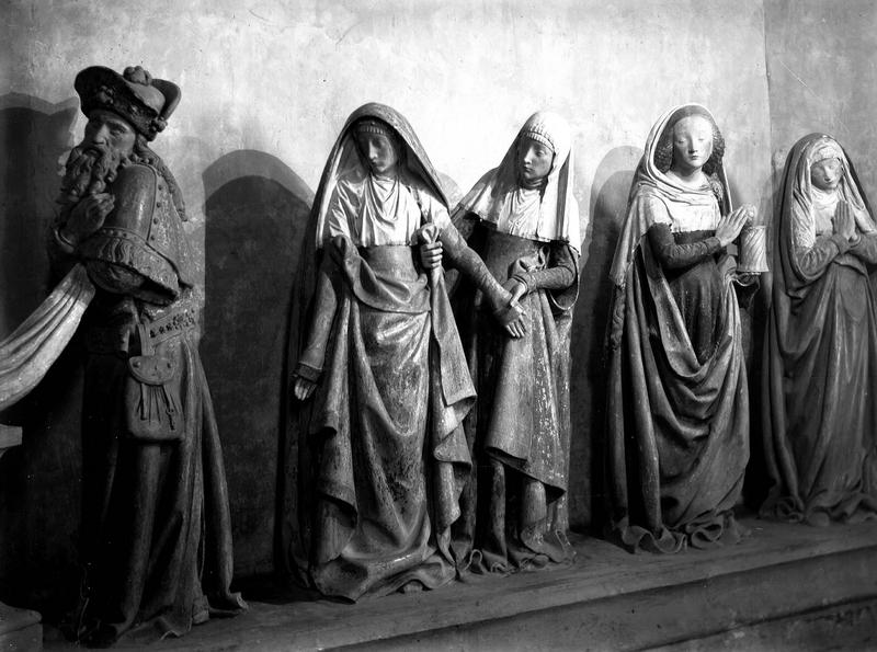 Groupe sculpté : la Mise au tombeau (personnages aux pieds du Christ)