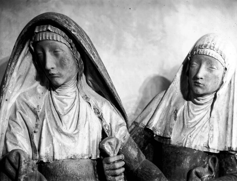 Groupe sculpté : la Mise au tombeau (deux saintes femmes, dans le groupe situé aux pieds du Christ)