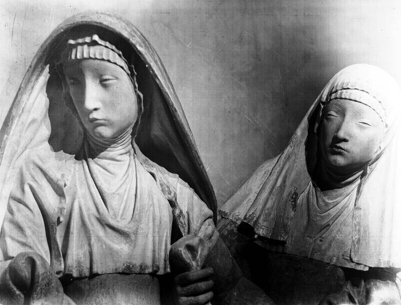 Groupe sculpté : la Mise au tombeau (deux saintes femmes, dans le groupe situé aux pieds du Christ)