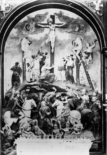 Bas-relief peint du retable du maître-autel : la Crucifixion