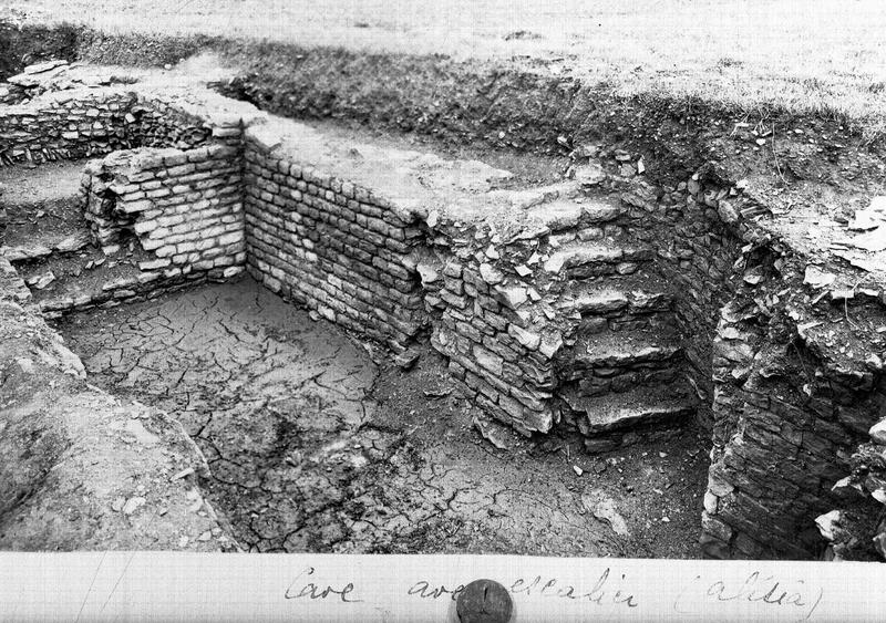 Chantier de fouilles : cave avec escalier