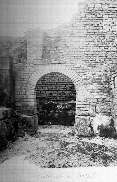 Chantier de fouilles : monument à crypte