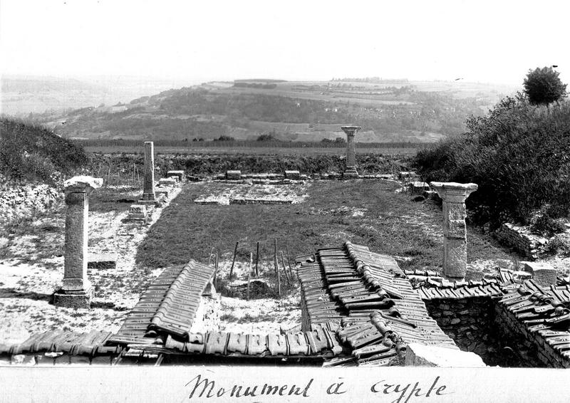 Chantier de fouilles : monument à crypte