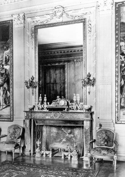 Vue intérieure du grand salon : cheminée et lambris - © Ministère de la Culture (France), Médiathèque du patrimoine et de la photographie, diffusion RMN-GP