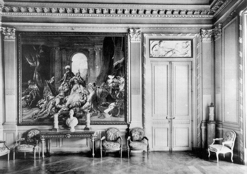 Vue intérieure du grand salon avec un tableau représentant une scène de genre dans un palais oriental