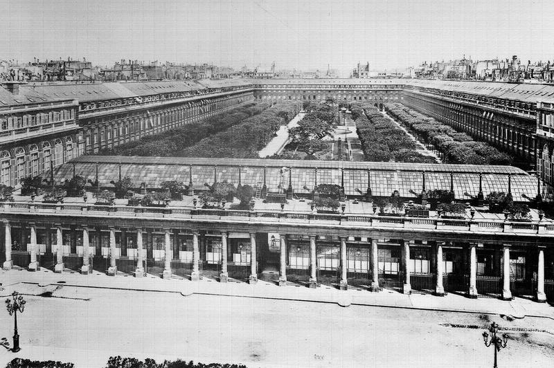 Vue extérieure : la Galerie d'Orléans entre cour et jardin