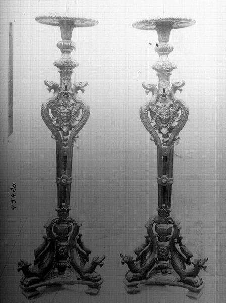 Deux chandeliers d'autel en bois sculpté