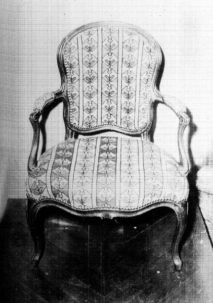 Fauteuil de célébrant : fauteuil cabriolet style Louis XV, garni de tapisserie au point