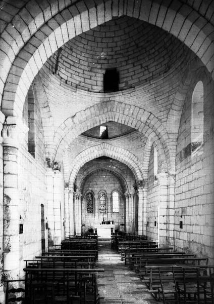 Vue intérieure de la nef vers le choeur