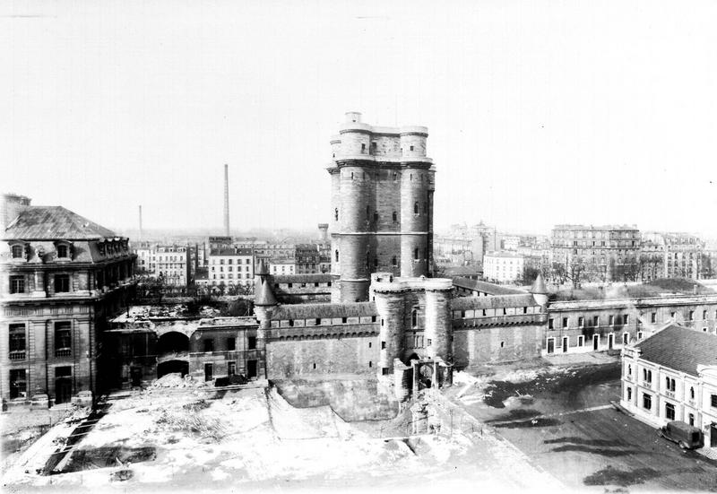 Vue générale extérieure : donjon et murs d'enceinte, côté est