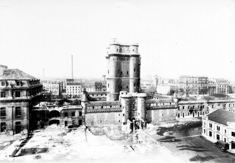 Vue générale extérieure : donjon et murs d'enceinte, côté est