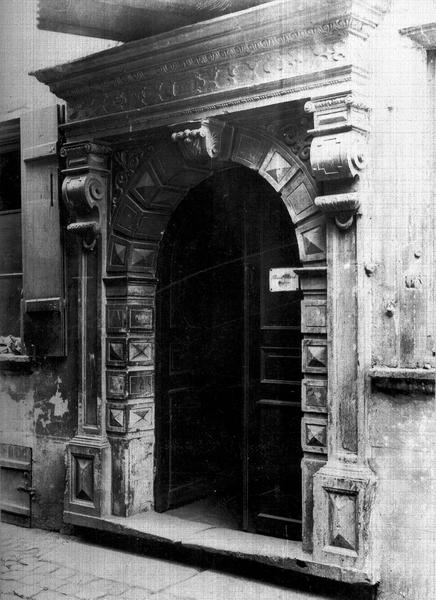 Façade sur rue : porte