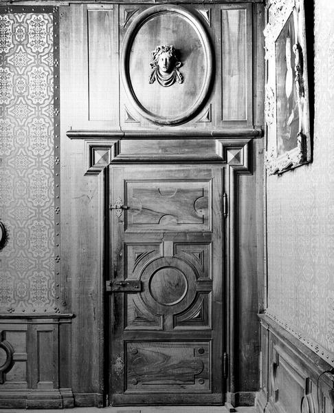 Vue intérieure d'une salle : porte et boiseries