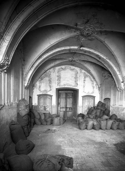 Ancienne chapelle décorée : vue intérieure, côté porte