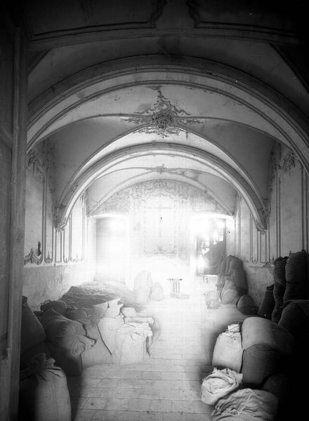 Ancienne chapelle décorée : vue intérieure, côté autel