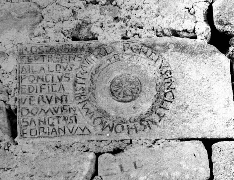 Pierre gravée encastrée dans le mur : inscription commémorant la réédification du prieuré