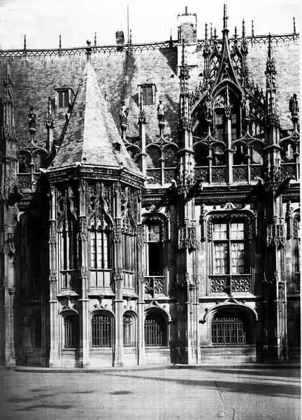 Vue extérieure : façade sur cour. Palais de Justice