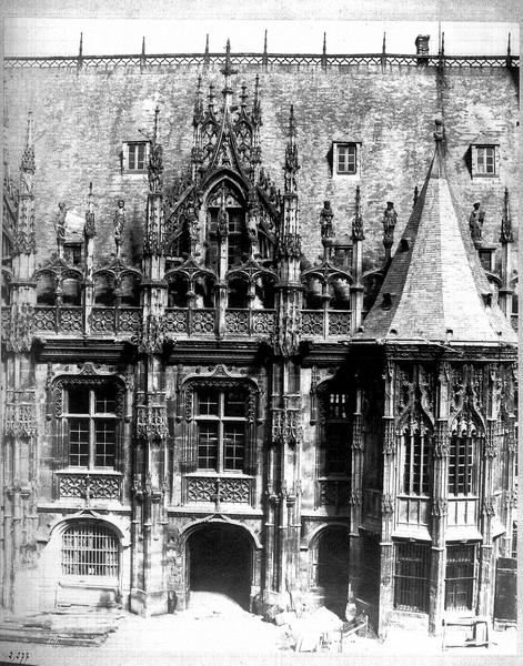 Vue extérieure : façade sur cour. Palais de Justice