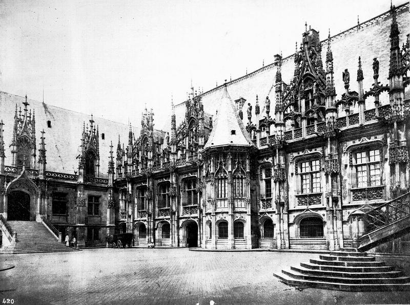 Vue extérieure : façades sur cour. Palais de Justice