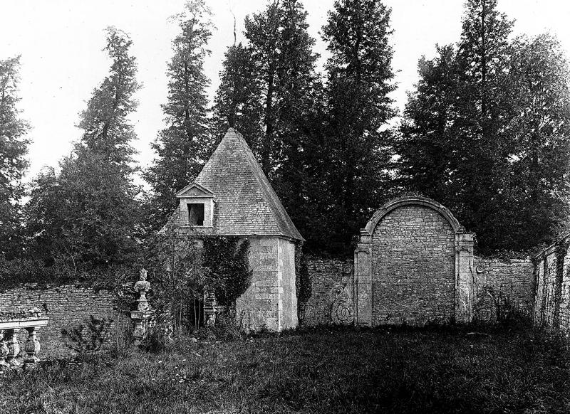 Parc : porte murée donnant sur le bois