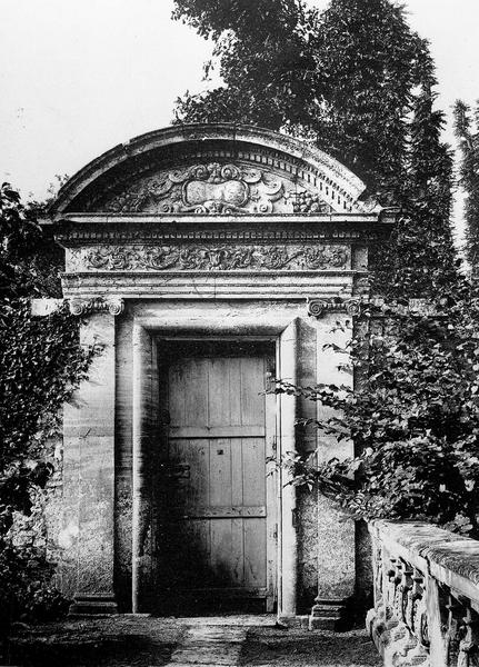 Parc : porte donnant sur les terrasses