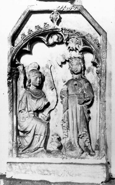 Bas-relief : Annonciation en pierre