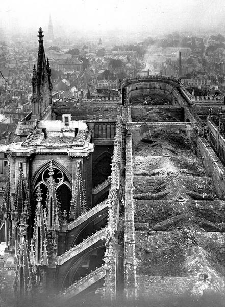 Vue extérieure de la nef et du transept nord dépourvus de toitures