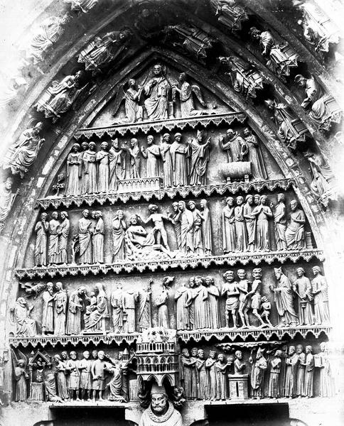 Portail de saint Sixte (façade nord). Tympan : histoire de saint Nicaise et saint Rémi