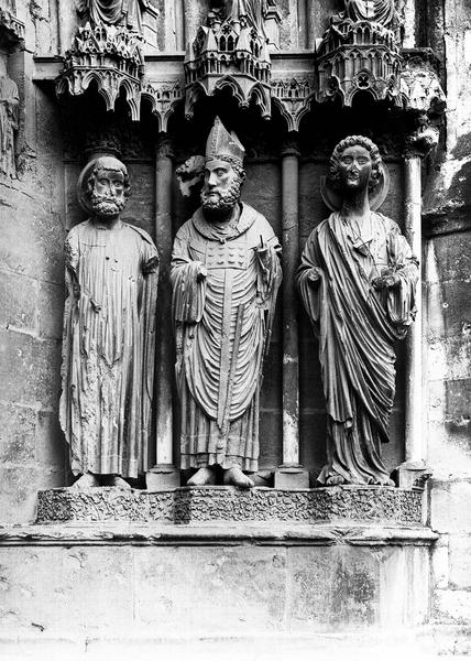 Portail de saint Sixte (façade nord). Ebrasement droit : statues de saint Rémi, de Clovis et d'un ange