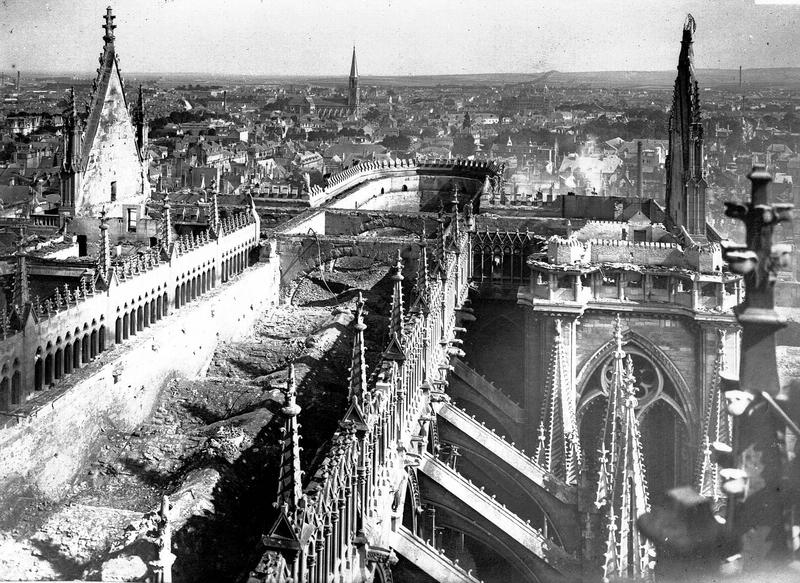 Vue extérieure de la nef et du transept sud dépourvus de toitures