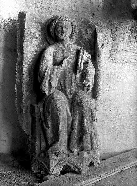Statues provenant du portail de l'église : abbés, rois, prophètes et saints - © Ministère de la Culture (France), Médiathèque du patrimoine et de la photographie, diffusion RMN-GP