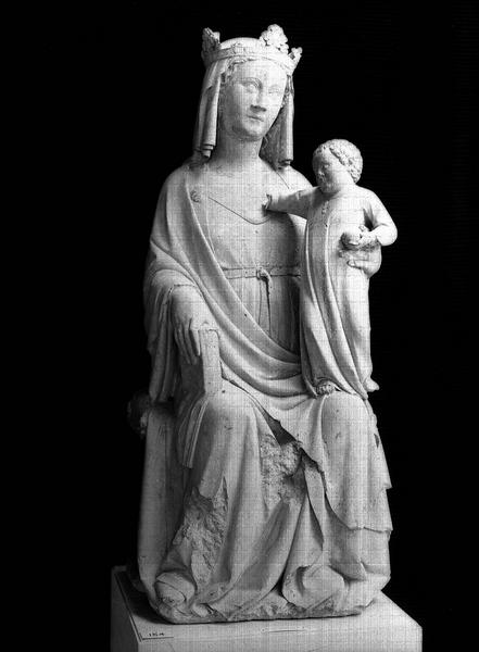 Statue en pierre : Vierge à l'Enfant assise