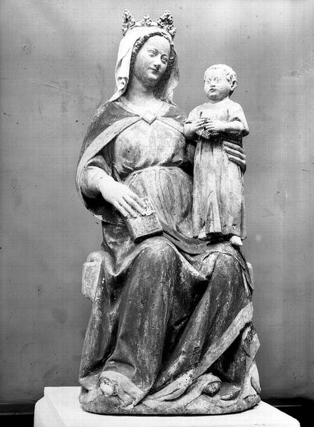 Statue en pierre : Vierge à l'Enfant assise - © Ministère de la Culture (France), Médiathèque du patrimoine et de la photographie, diffusion RMN-GP