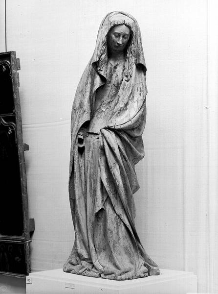 Statue en bois : Vierge de Calvaire (vue de trois-quarts) - © Ministère de la Culture (France), Médiathèque du patrimoine et de la photographie, diffusion RMN-GP