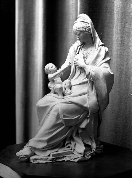 Statue : Vierge à l'Enfant assise allaitant