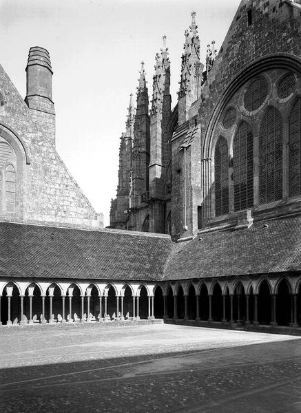 Cloître : cour intérieure