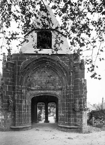 Porche du cimetière : façade extérieure