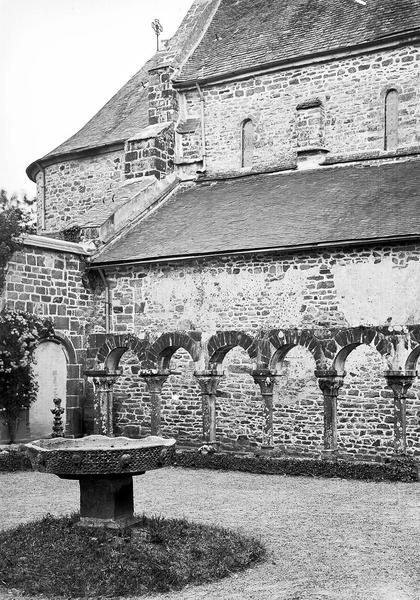 Cloître : arcades le long de l'église et vasque