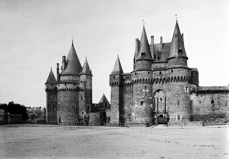 Ensemble sud : tour et châtelet d'entrée