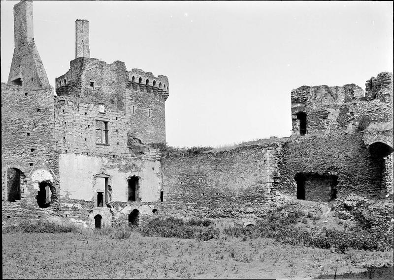 Logis et mur d'enceinte sur la cour